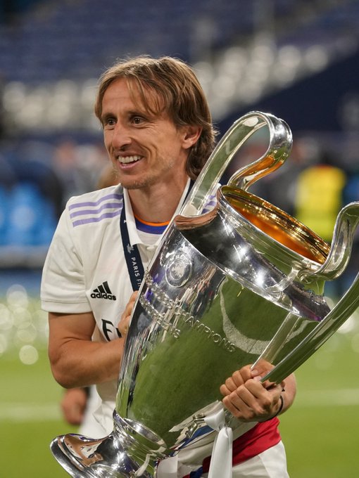 记者：为备战世界杯将继续留在墨超，J罗正与美洲狮队谈判