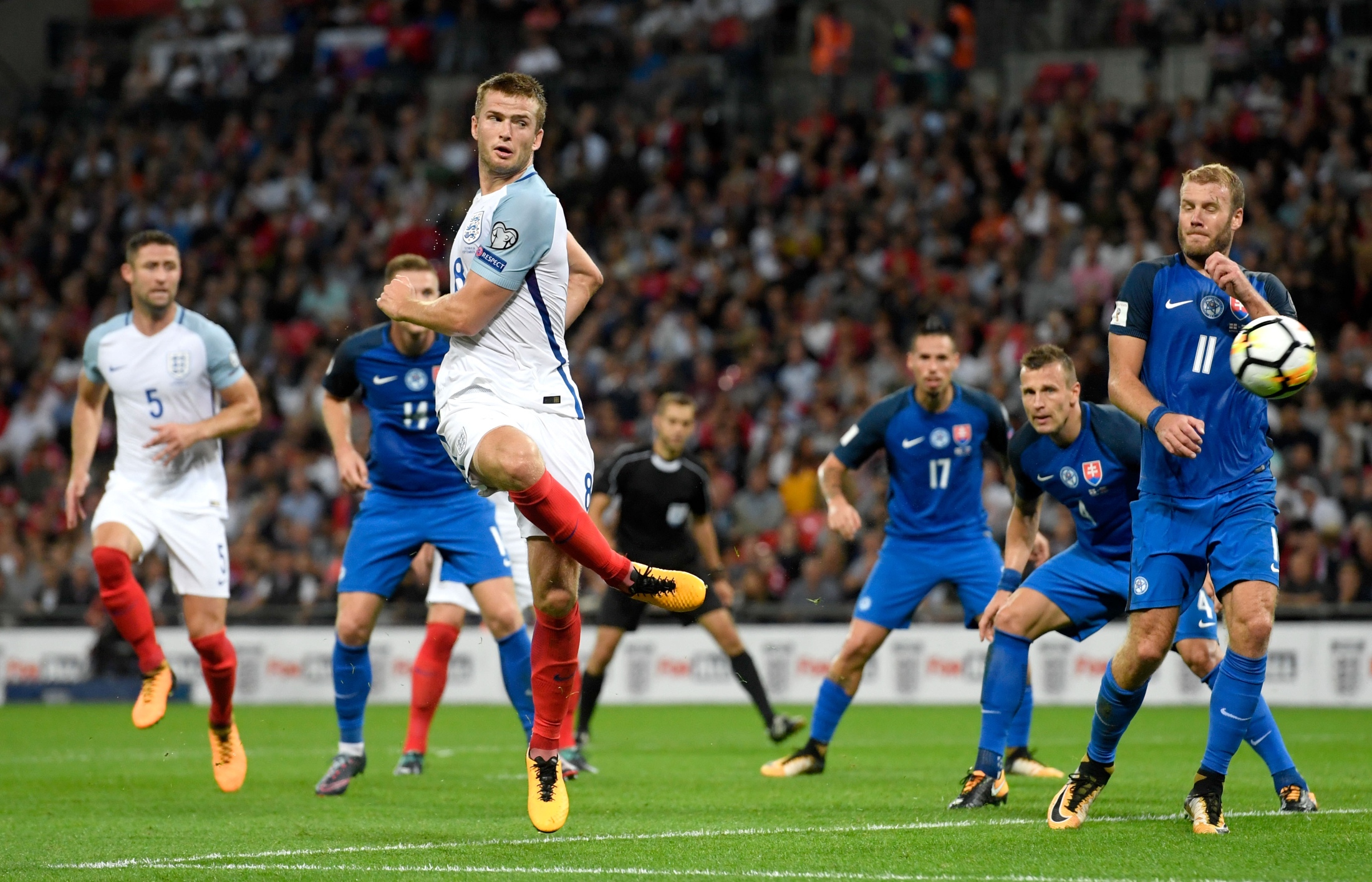 德国世界杯客场球衣实物图：深海军蓝设计+薄荷绿点缀（德国队世界杯客场战袍曝光：深海军蓝主色，薄荷绿点缀）